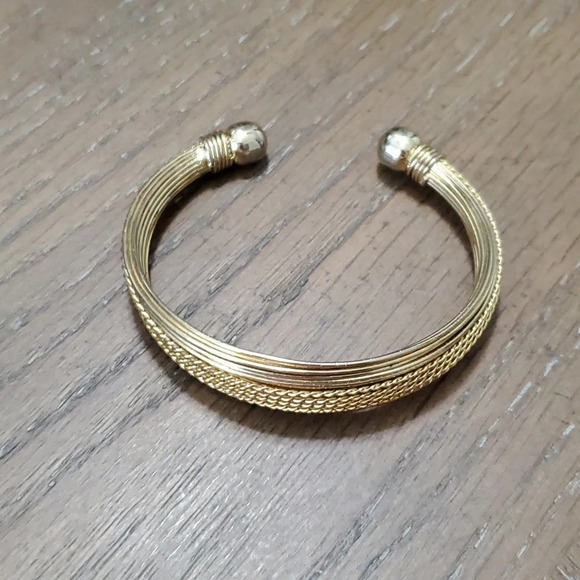 Gold tone cuff bracelet like new - Picture 1 of 3
